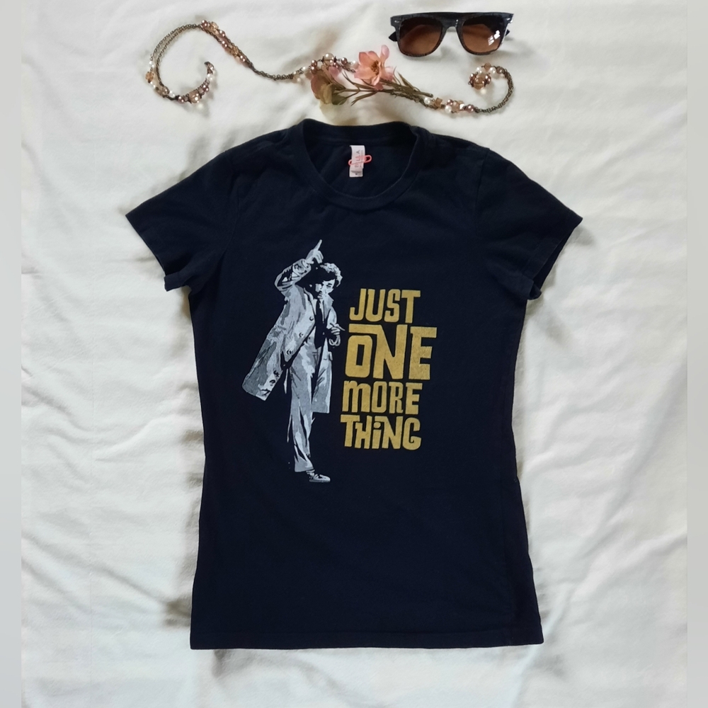BELLA Columbo T-Shirt "JUsT oNE mORE THiNG"